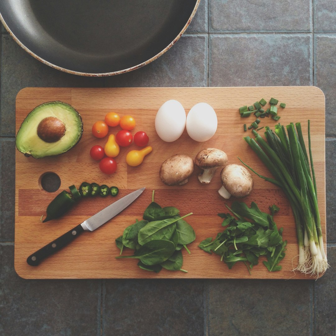 Repas du midi — avocado, oeufs, légumes